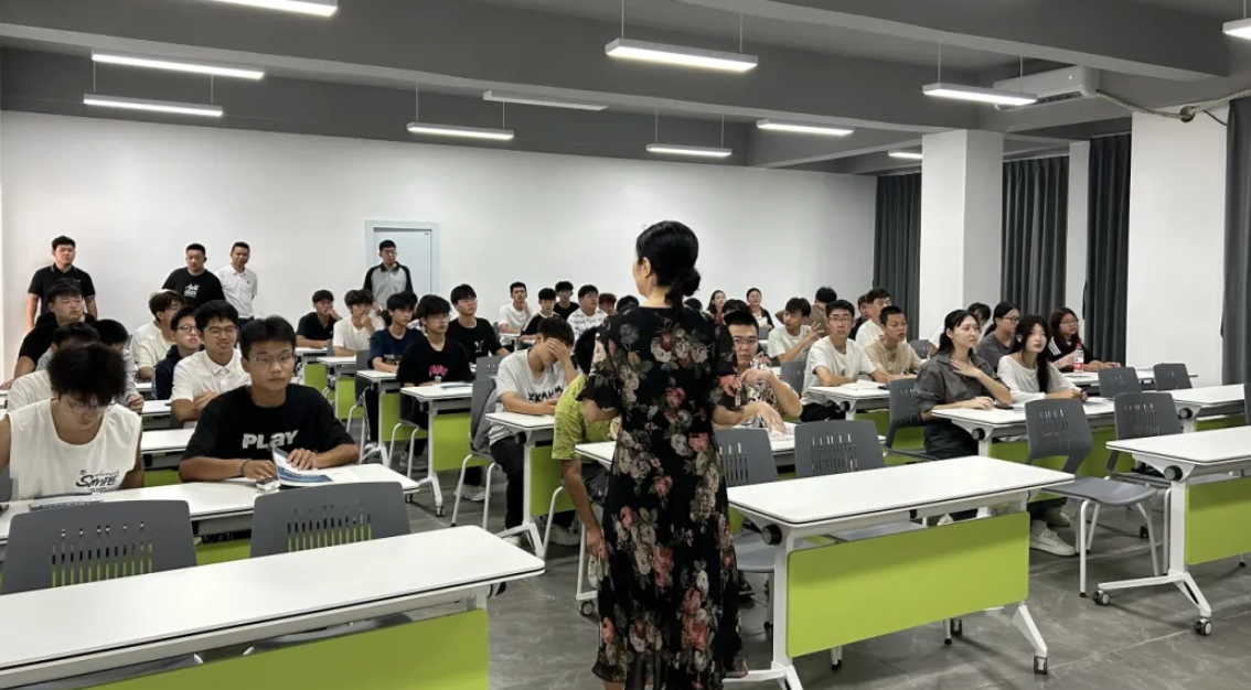 新学期 开启教学新征程：我校开展开学第一天教学工作大巡查