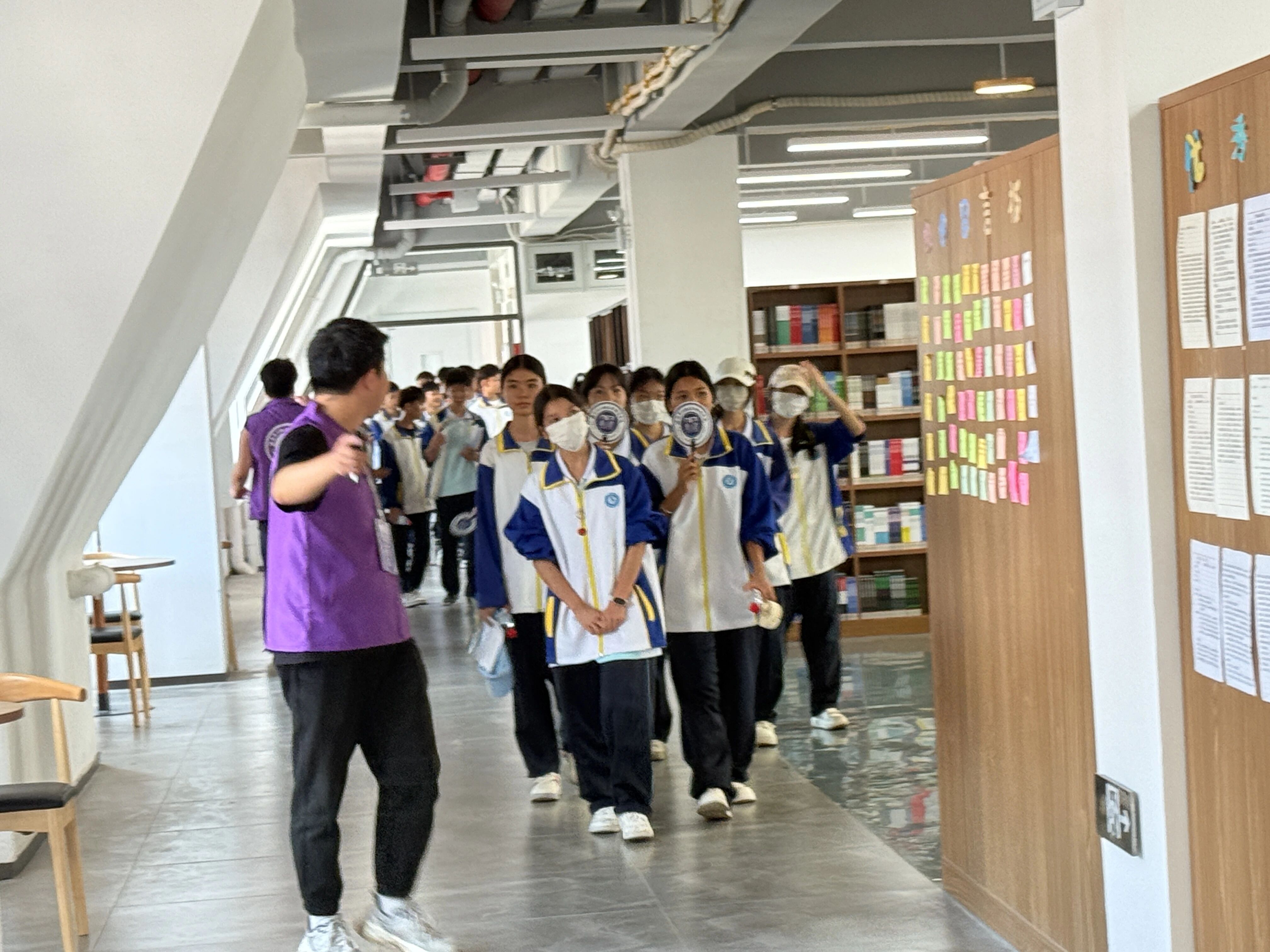 逛校园第一站：新丝路学院图书馆