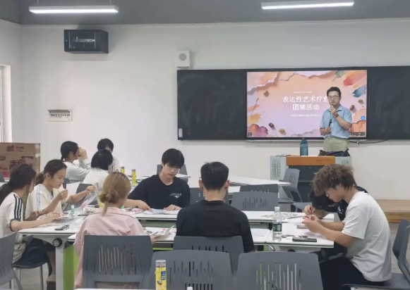 在色彩与拼贴中遇见自己！我校表达性艺术疗愈团辅活动圆满举行