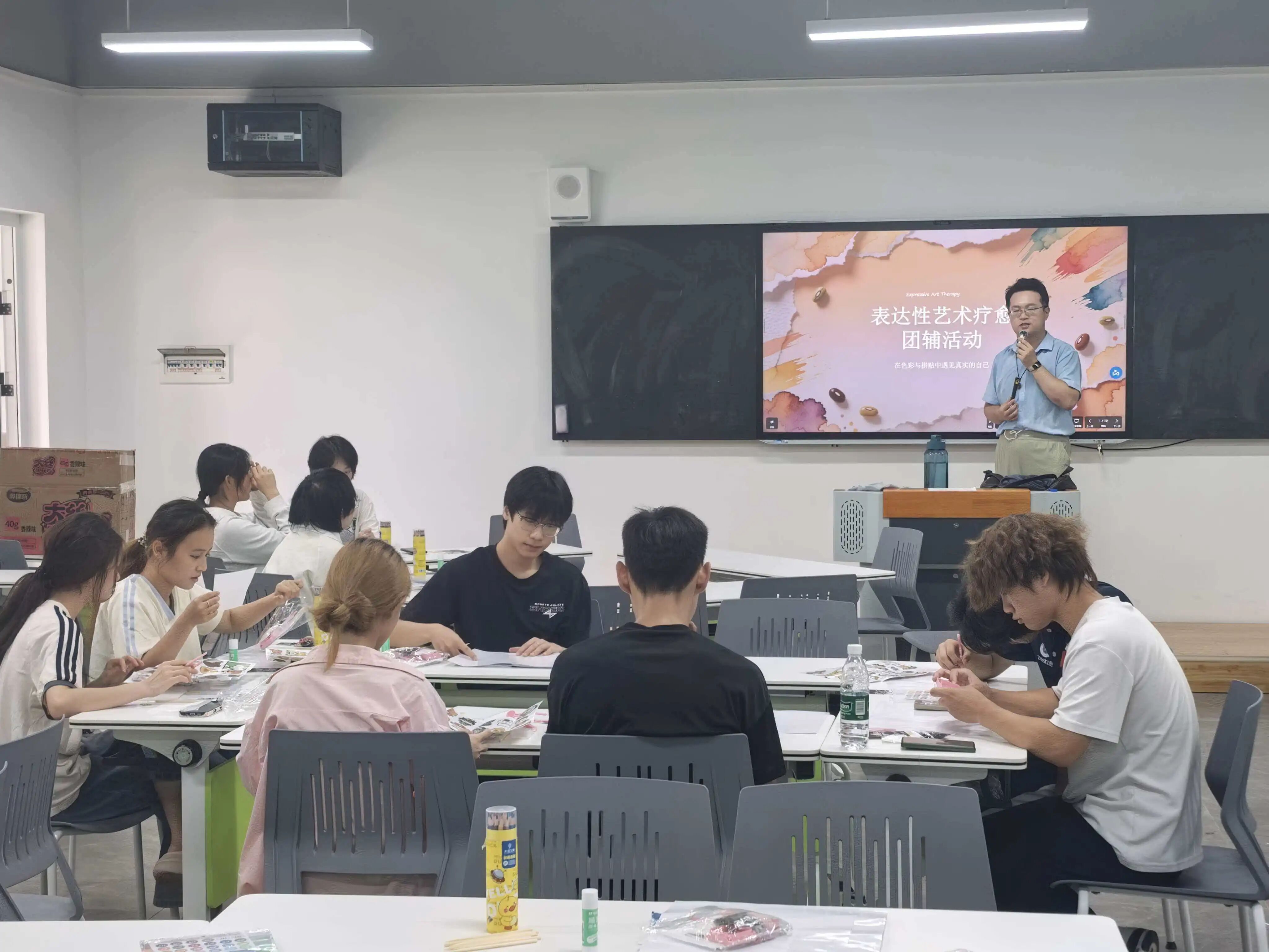 在色彩与拼贴中遇见自己！我校表达性艺术疗愈团辅活动圆满举行